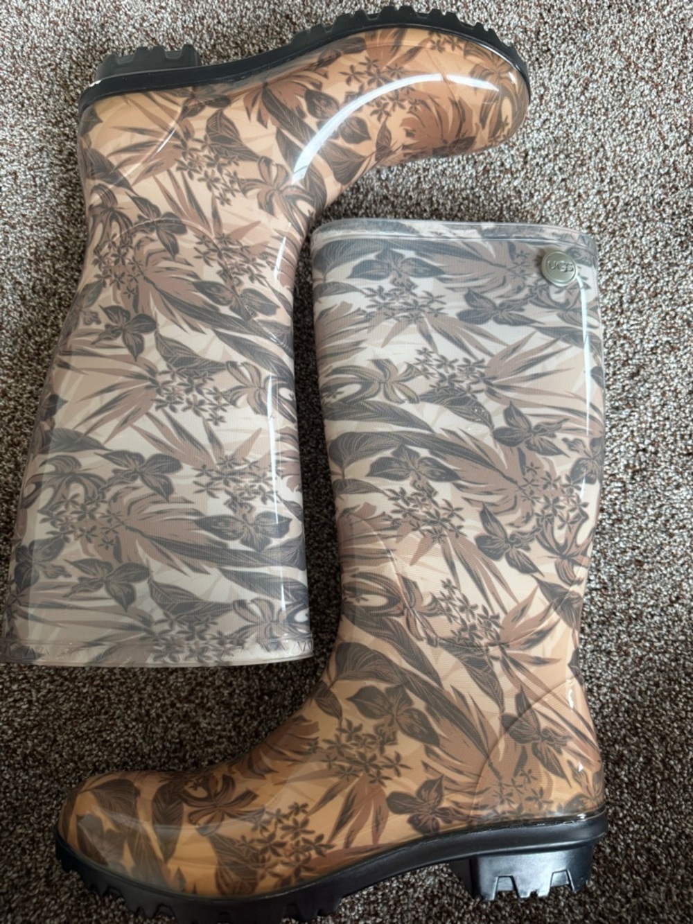 UGG rain boot size 9